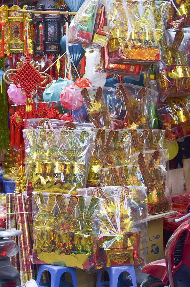 Người dân Hà Nội chen chân mua đồ ông Công ông Táo